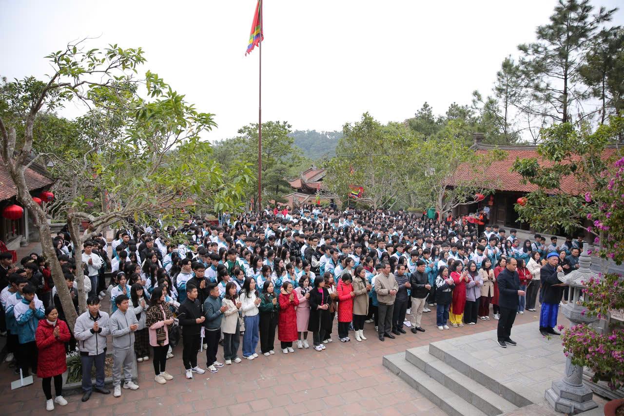 TRƯỜNG THPT NGÔ QUYỀN - BA VÌ TỔ CHỨC HOẠT ĐỘNG GIÁO DỤC NGOÀI GIỜ CHÍNH KHÓA CHO HỌC SINH KHỐI 10 VÀ KHỐI 11 